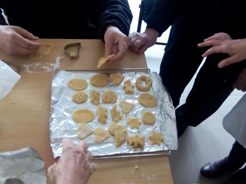 residencias alzheimer cedaen residencia mayores prepara galletas